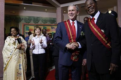 Americký prezident George Bush s beninským prezidentem Boni Yayi, vlevo je Laura Bush a Chantal Yayi.